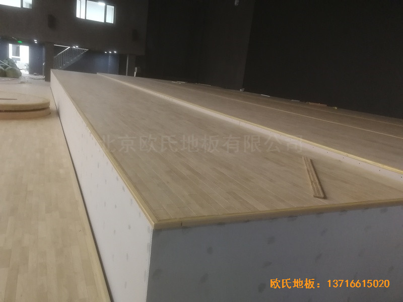 河北承德灤平一中升降舞臺(tái)體育木地板鋪設(shè)案例1