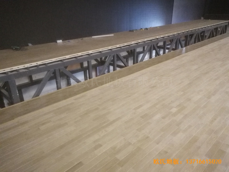 河北承德灤平一中升降舞臺(tái)體育木地板鋪設(shè)案例4
