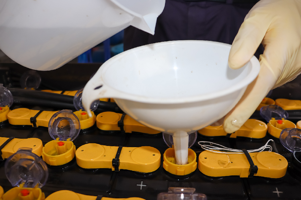 鉛酸電池加液有用嗎？蒸餾水、電解液、修復液有什么區(qū)別